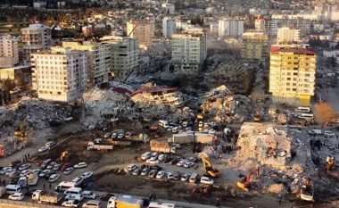 Gati 16 mijë të vdekur nga tërmeti shkatërrues në Turqi dhe Siri