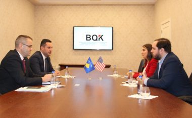 Guvernatori i BQK-së Mehmeti takon përfaqësues të Ambasadës Amerikane, flasin për zhvillimet në sektorin financiar