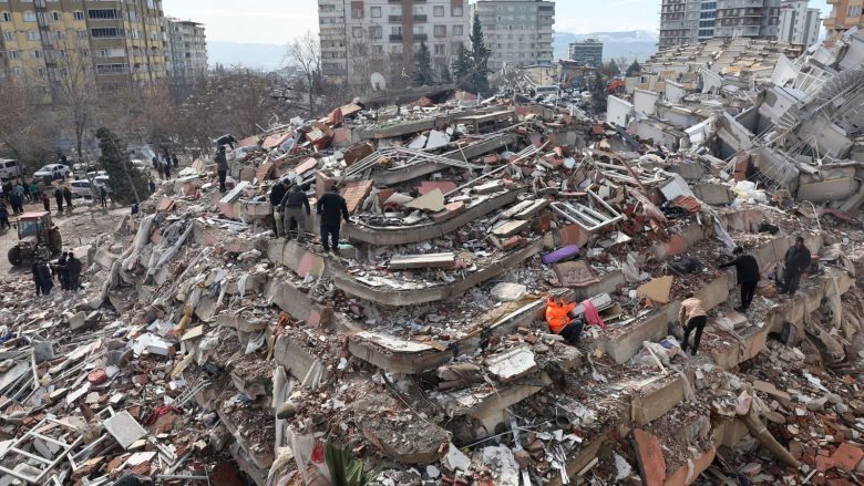 Numri i viktimave nga tërmeti shkatërrues shkon mbi 28 mijë në Turqi dhe Siri