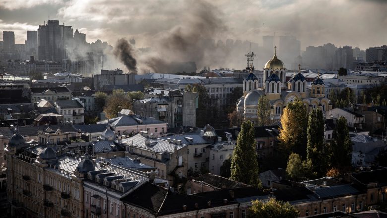 Ndizen sirenat e sulmit ajror në Kiev dhe përreth Ukrainas ku zyrtarët e lartë të BE-së po vizitojnë vendin
