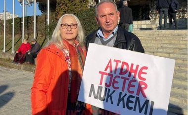 Çifti nga Zvicra vjen në Kosovë për të protestuar kundër Asociacionit