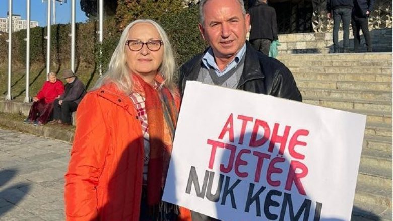 Çifti nga Zvicra vjen në Kosovë për të protestuar kundër Asociacionit