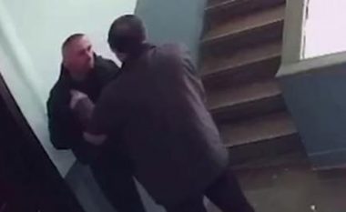 Skandal në Pogradec, dalin pamjet kur polici godet qytetarin në hyrje të banesës