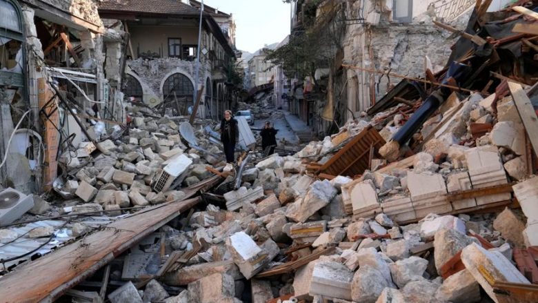 I fundit thuhet se la dy të vdekur dhe shkatërroi 31 ndërtesa – pasgoditjet vazhdojnë të tronditin Turqinë pas tërmeteve të fuqishme