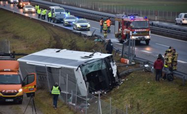 Aksident i rëndë në Slloveni: Rrokulliset autobusi me plot pasagjerë, të paktën tre të vdekur