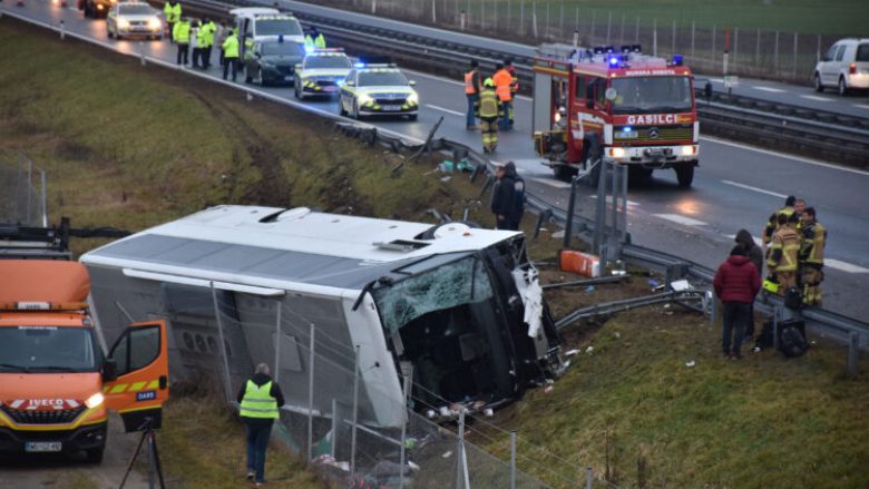 Aksident i rëndë në Slloveni: Rrokulliset autobusi me plot pasagjerë, të paktën tre të vdekur
