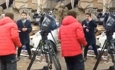 Qytetarët zemërohen me reporterin që fillojë të raportojë për tërmetin vetëm pasi arritën ekipet e kërkim-shpëtimit në Adiyaman