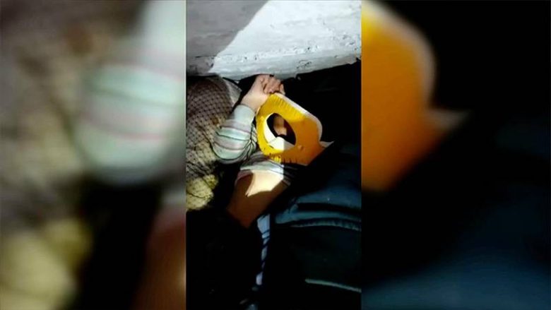 Vogëlushja u shpëtua pas 61 orësh nën gërmadha, ajo shkaktoi të qeshura me pyetjen që u bëri ekipeve të kërkim-shpëtimit në Turqi