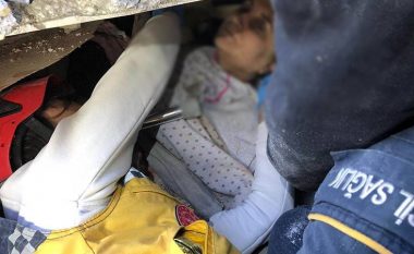 Gruaja 62-vjeçare ndërsa po nxirrej nga gërmadhat në Turqi: Nëse nuk e kam burrin gjallë, për mua jeta s’ka kuptim