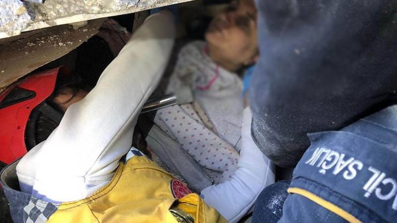 Gruaja 62-vjeçare ndërsa po nxirrej nga gërmadhat në Turqi: Nëse nuk e kam burrin gjallë, për mua jeta s’ka kuptim