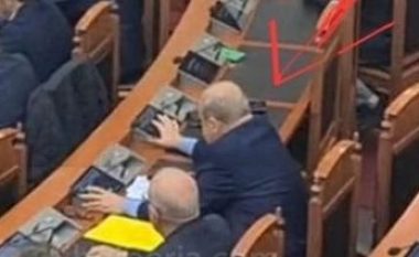 E pazakontë në Kuvendin e Shqipërisë, deputeti i PS-së voton edhe për kolegun
