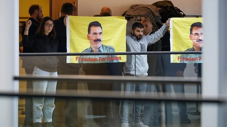 Kaos në Parlamentin Evropian: Protestuesit kurdë hyjnë në sallë, evakuohen eurodeputetët