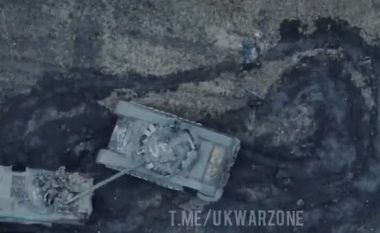 Ushtari rus në tank nuk i vëren bashkëluftëtarët mbi mjetin tjetër të blinduar, i godet me tytën e topit – pesë prej tyre i rrëzon në tokë