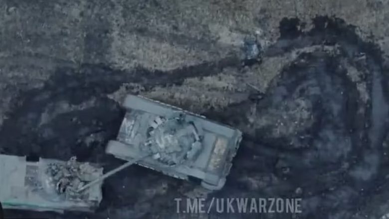 Ushtari rus në tank nuk i vëren bashkëluftëtarët mbi mjetin tjetër të blinduar, i godet me tytën e topit – pesë prej tyre i rrëzon në tokë