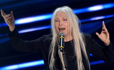 Me flokë gri, të gjatë e të shprishur, Anna Oxa është një hit në Sanremo
