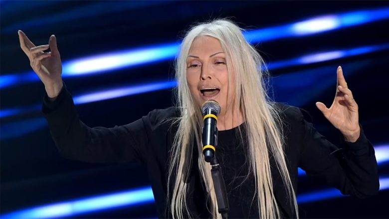 Me flokë gri, të gjatë e të shprishur, Anna Oxa është një hit në Sanremo