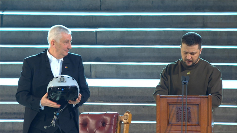 Zelensky ia dorëzon kryeparlamentarit britanik helmetën e pilotit ukrainas: Na jepni krahët që ta mbrojmë lirinë