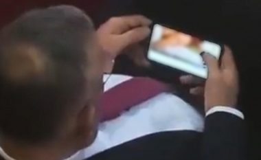 Deputeti i partisë së Daçiqit kapet duke shikuar pamje pornografike në telefonin e tij