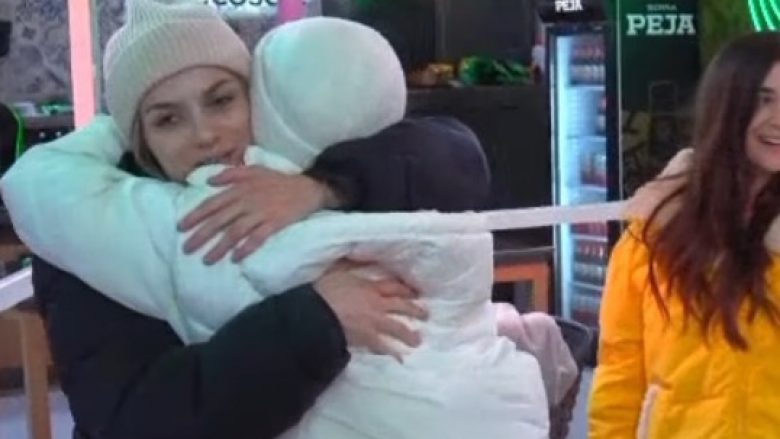 “Sfida e rezistencës” – Nita dhe Dea dorëzohen pas mbi 14 orësh, paratë e fituara i dhurojnë për fëmijët me autizëm në Kosovë