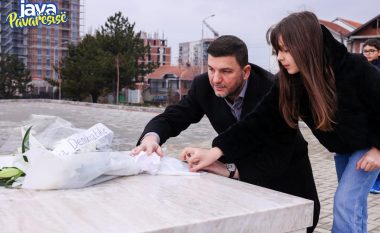 Memli Krasniqi homazhe te varri i Adem Demaçit: Duhet t’i ngritet shtatore në Prishtinë