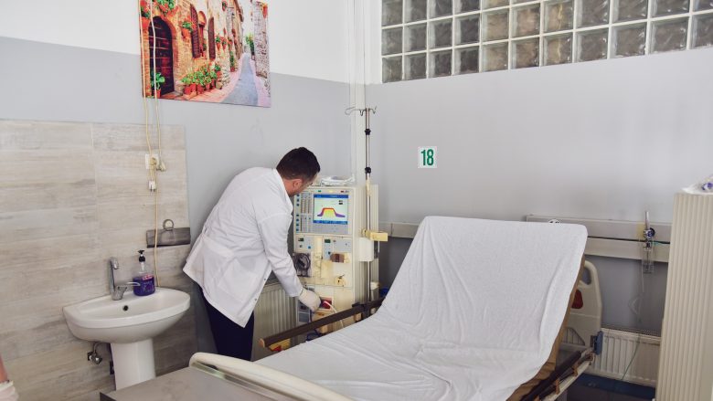 17 pacientë nga Shqipëria marrin shërbime të dializës falas në Kosovë