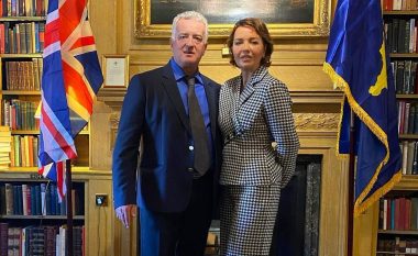 Prindërit e Rita Orës mirëpriten në Ambasadën e Kosovës në Londër për 15 vjetorin e Pavarësisë