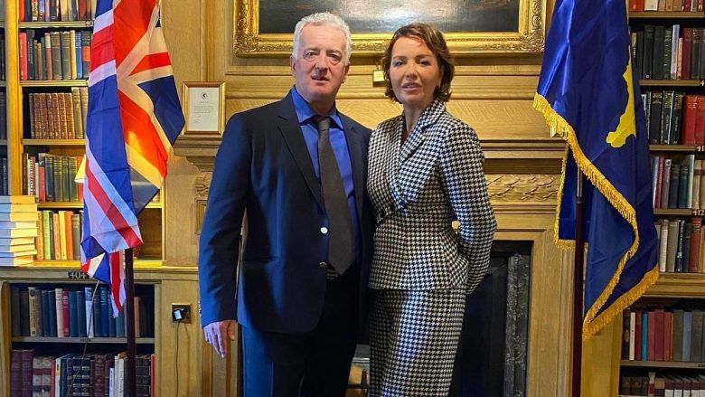 Prindërit e Rita Orës mirëpriten në Ambasadën e Kosovës në Londër për 15 vjetorin e Pavarësisë