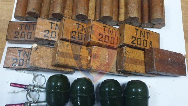 Policia gjen tritol dhe granata dore në një banesë të braktisur në Vlorë
