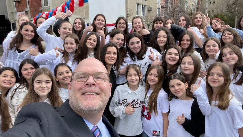 Hovenier ‘selfie’ me nxënësit e shkollës “Xhemajl Mustafa”, te shtatorja e presidentit Bill Clinton në Prishtinë