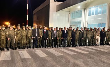 Pjesëtarët e FSK-së kthehen nga Turqia, priten në aeroport nga kryeministri Kurti