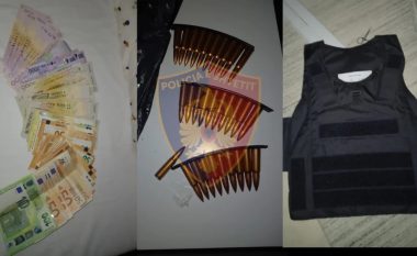 Goditet grupi kriminal në Vlorë, sekuestrohen veshje si të policisë dhe municione