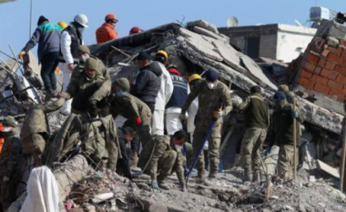 “Zoti është i madh” – ekipet e shpëtimit nxorën nga rrënojat një familje pesë anëtarësh në Gaziantep