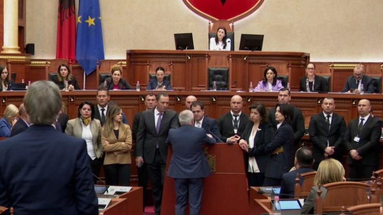 Tension në Kuvendin e Shqipërisë, deputetët e opozitës fryjnë bilbilat dhe bllokojnë foltoren