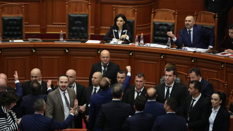 Kaos në Kuvendin e Shqipërisë, opozita bllokon foltoren dhe kërkon Ramën, ndërkohë që kalohen në votim çështjet e ditës
