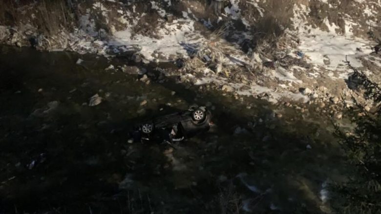 Vetura bie në lumë, tre të mitur humbin jetën në Mal të Zi