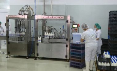 ‘Rritje abuzive e çmimit të qumështit në Shqipëri’ – ekspertët: Vlerat për nënproduktet nga delja e dhia po shtrenjtohen me hile