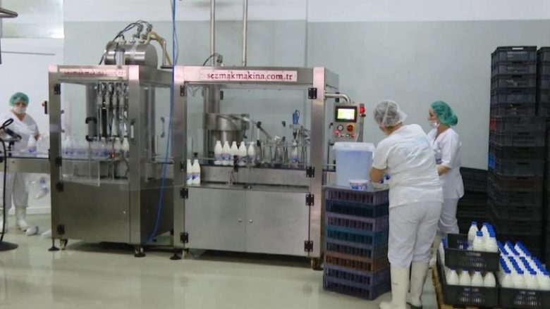 ‘Rritje abuzive e çmimit të qumështit në Shqipëri’ – ekspertët: Vlerat për nënproduktet nga delja e dhia po shtrenjtohen me hile
