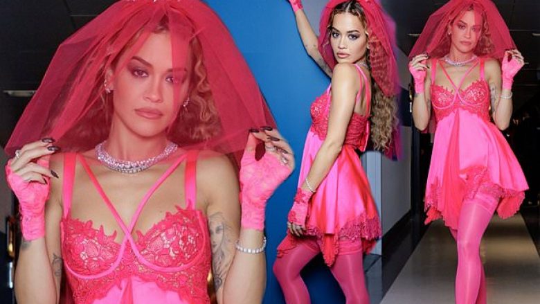 Rita Ora mahnit me paraqitjen në “The Tonight Show” me fustan të shkurtër rozë ‘Versace’