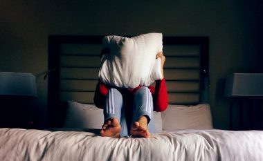 Mund të ndikojë negativisht në gjumin: Ekspertët besojnë se çarçafi i bardhë nuk është një zgjedhje e mirë
