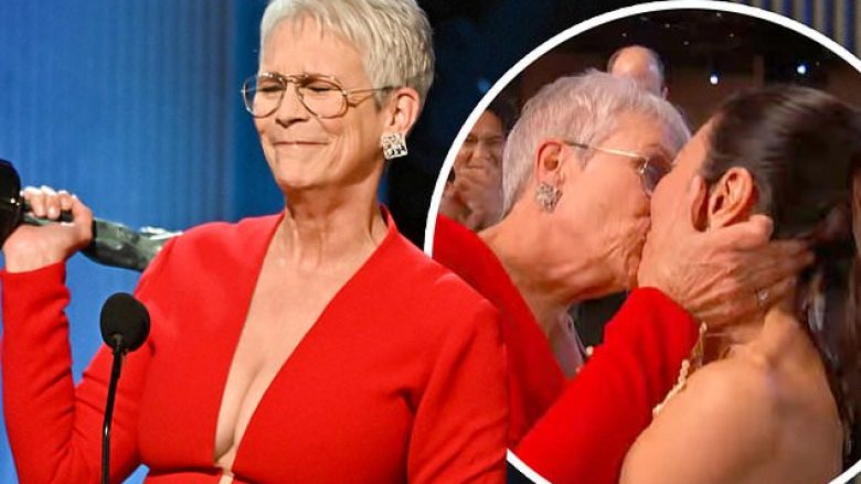 Momenti kur Jamie Lee Curtis i dhuron një puthje në buzë Michelle Yeoh – pasi u nderua me një çmim në SAG Awards