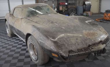 Kjo makinë klasike Chevrolet Corvette qëndroi në pluhur për 34 vjet, mori një pastrim të thellë dhe duket thuajse e re