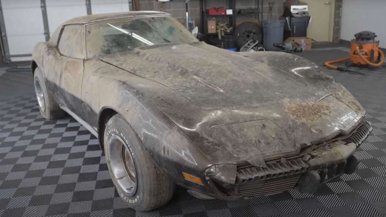 Kjo makinë klasike Chevrolet Corvette qëndroi në pluhur për 34 vjet, mori një pastrim të thellë dhe duket thuajse e re