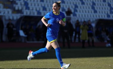 Kosovare Asllani luan në ‘Fadil Vokrri’ me futbollistet e reja kosovare dhe jep mesazhin që të mos dorëzohen