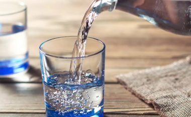 Kujdes: Cili ujë mineral është më i shëndetshmi?