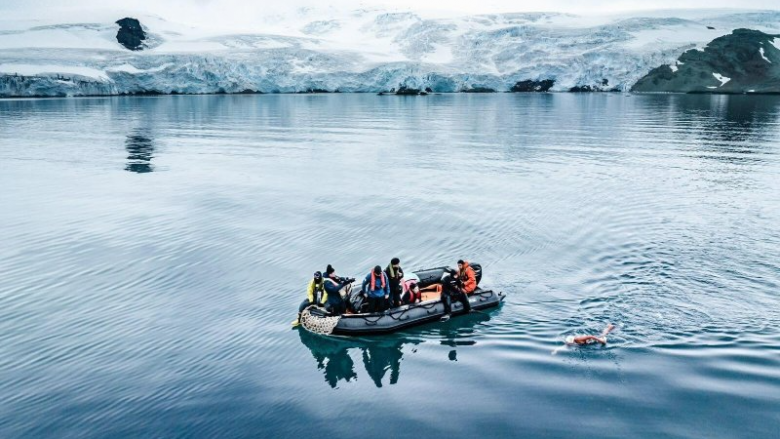 Gruaja kiliane bëhet njeriu i parë që noton afro 2.50 kilometra në Antarktidë