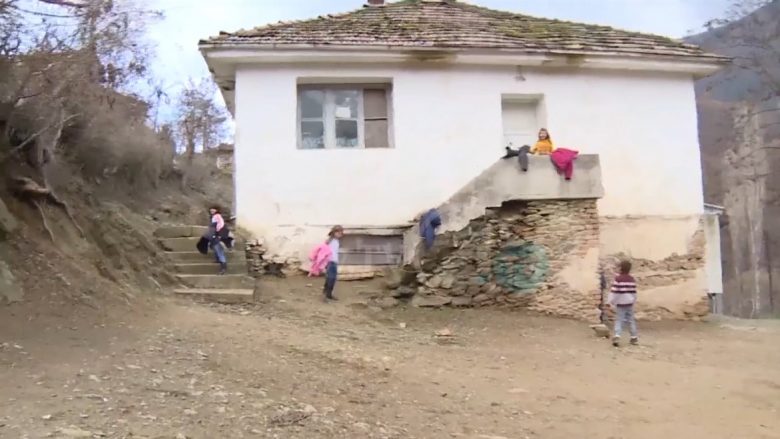 Shembet çatia në shkollën fillore në Paniçar, rrezikon të bjerë muri