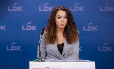Deputetja Kica-Xhelili: Një ministre e Drejtësisë e cila i kërkon drejtësisë dorëzim, duhet të dorëzohet ose të shkarkohet