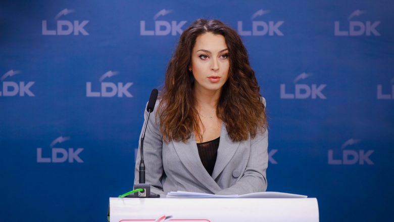 Deputetja Kica-Xhelili: Një ministre e Drejtësisë e cila i kërkon drejtësisë dorëzim, duhet të dorëzohet ose të shkarkohet