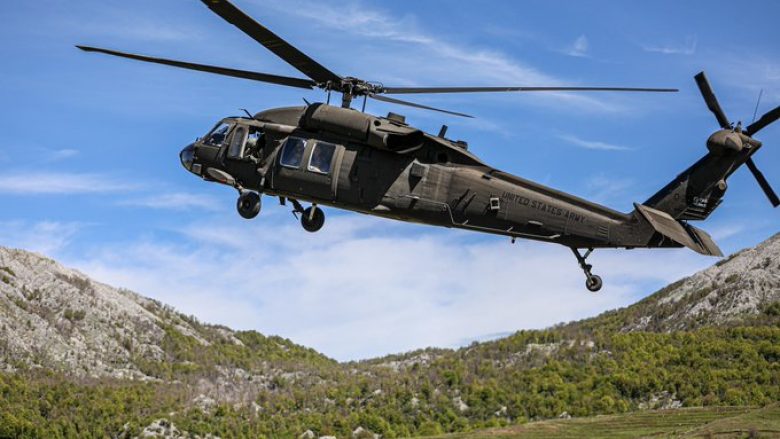 Skuadrilja e helikopterëve të marinës amerikane përfundon stërvitjen e rrallë në Shqipëri