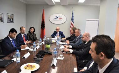 Zyrtari i lartë amerikan mbërrin në Tiranë: Këtu për të rritur tregtinë mes vendeve
